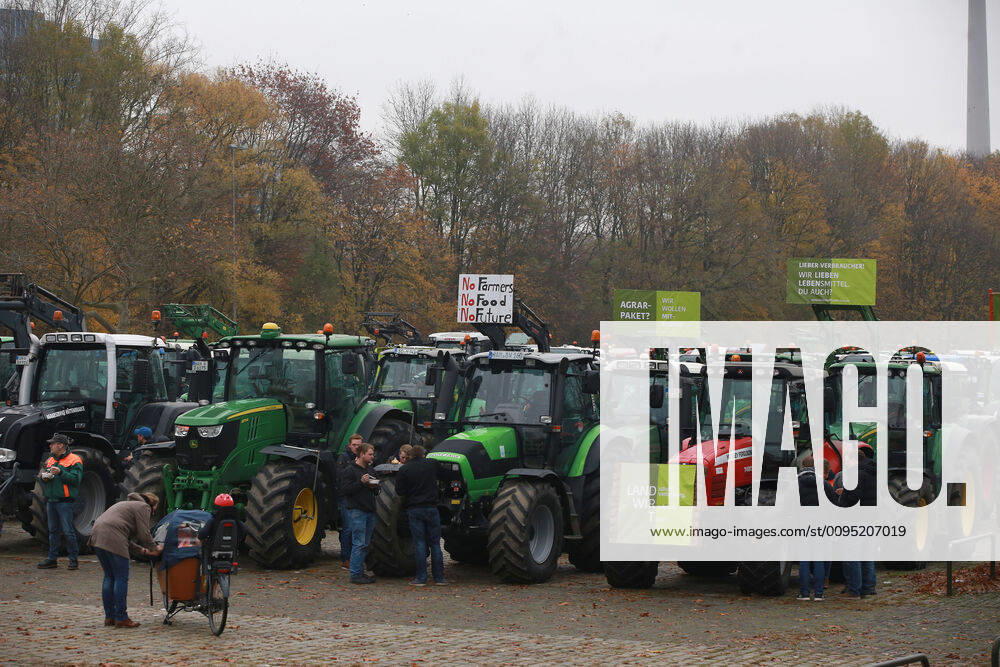 25.11. 2019 Dortmund Bauern aus NRW fahren mit ihren Treckern zu einer Demo nach Berlin. In Dortmund legten sie einen Zwischenstopp ein. Auf einem Parkplatz der Westfalenhallen versammelten sich hunterte Landwirte zu einer kurzen Zwischenkundgebung.