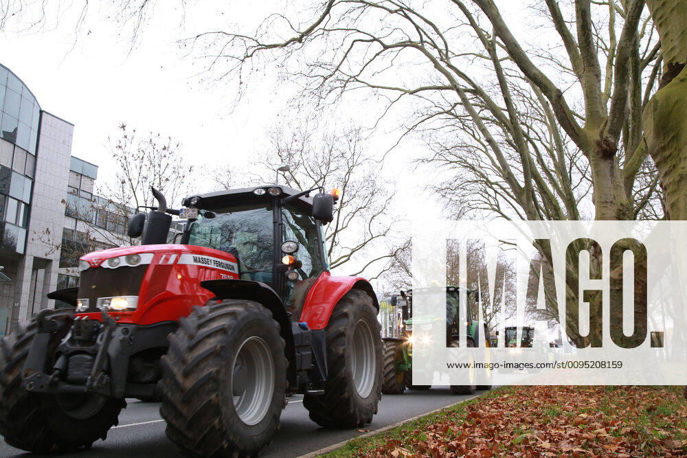 25.11. 2019 Dortmund Bauern aus NRW fahren mit ihren Treckern zu einer Demo nach Berlin. In Dortmund legten sie einen Zwischenstopp ein. Auf einem Parkplatz der Westfalenhallen versammelten sich hunterte Landwirte zu einer kurzen Zwischenkundgebung. Hier kommen Bauern aus Richtung Unna, Soest und Ostwestfalen über die B1 in die Stadt gefahren.