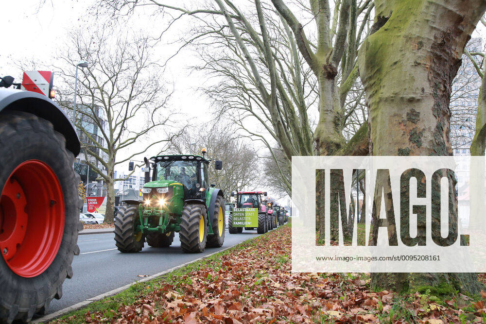 25.11. 2019 Dortmund Bauern aus NRW fahren mit ihren Treckern zu einer Demo nach Berlin. In Dortmund legten sie einen Zwischenstopp ein. Auf einem Parkplatz der Westfalenhallen versammelten sich hunterte Landwirte zu einer kurzen Zwischenkundgebung. Hier kommen Bauern aus Richtung Unna, Soest und Ostwestfalen über die B1 in die Stadt gefahren.