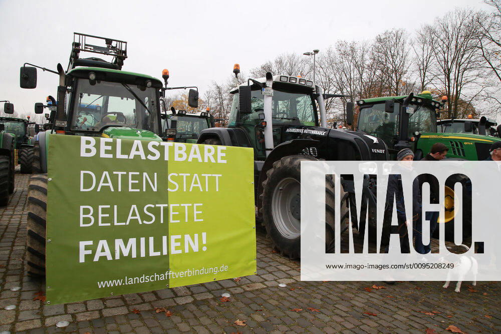 25.11. 2019 Dortmund Bauern aus NRW fahren mit ihren Treckern zu einer Demo nach Berlin. In Dortmund legten sie einen Zwischenstopp ein. Auf einem Parkplatz der Westfalenhallen versammelten sich hunterte Landwirte zu einer kurzen Zwischenkundgebung.