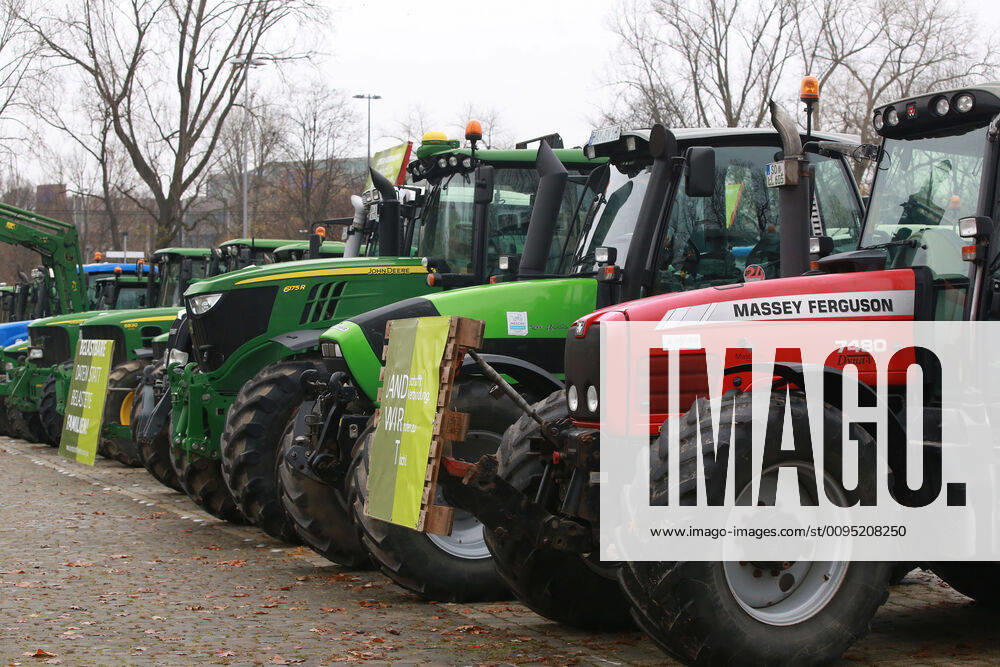 25.11. 2019 Dortmund Bauern aus NRW fahren mit ihren Treckern zu einer Demo nach Berlin. In Dortmund legten sie einen Zwischenstopp ein. Auf einem Parkplatz der Westfalenhallen versammelten sich hunterte Landwirte zu einer kurzen Zwischenkundgebung.