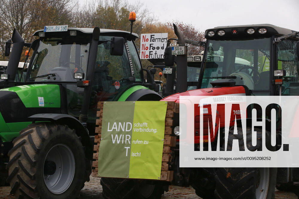 25.11. 2019 Dortmund Bauern aus NRW fahren mit ihren Treckern zu einer Demo nach Berlin. In Dortmund legten sie einen Zwischenstopp ein. Auf einem Parkplatz der Westfalenhallen versammelten sich hunterte Landwirte zu einer kurzen Zwischenkundgebung.