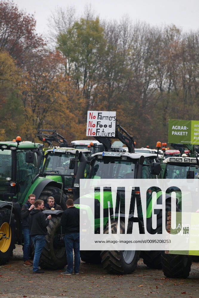 25.11. 2019 Dortmund Bauern aus NRW fahren mit ihren Treckern zu einer Demo nach Berlin. In Dortmund legten sie einen Zwischenstopp ein. Auf einem Parkplatz der Westfalenhallen versammelten sich hunterte Landwirte zu einer kurzen Zwischenkundgebung.
