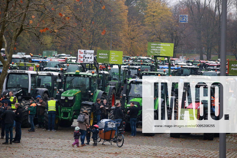25.11. 2019 Dortmund Bauern aus NRW fahren mit ihren Treckern zu einer Demo nach Berlin. In Dortmund legten sie einen Zwischenstopp ein. Auf einem Parkplatz der Westfalenhallen versammelten sich hunterte Landwirte zu einer kurzen Zwischenkundgebung.