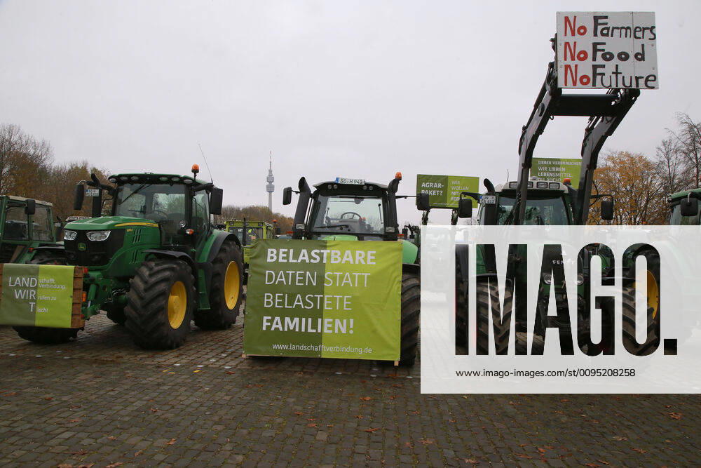 25.11. 2019 Dortmund Bauern aus NRW fahren mit ihren Treckern zu einer Demo nach Berlin. In Dortmund legten sie einen Zwischenstopp ein. Auf einem Parkplatz der Westfalenhallen versammelten sich hunterte Landwirte zu einer kurzen Zwischenkundgebung.