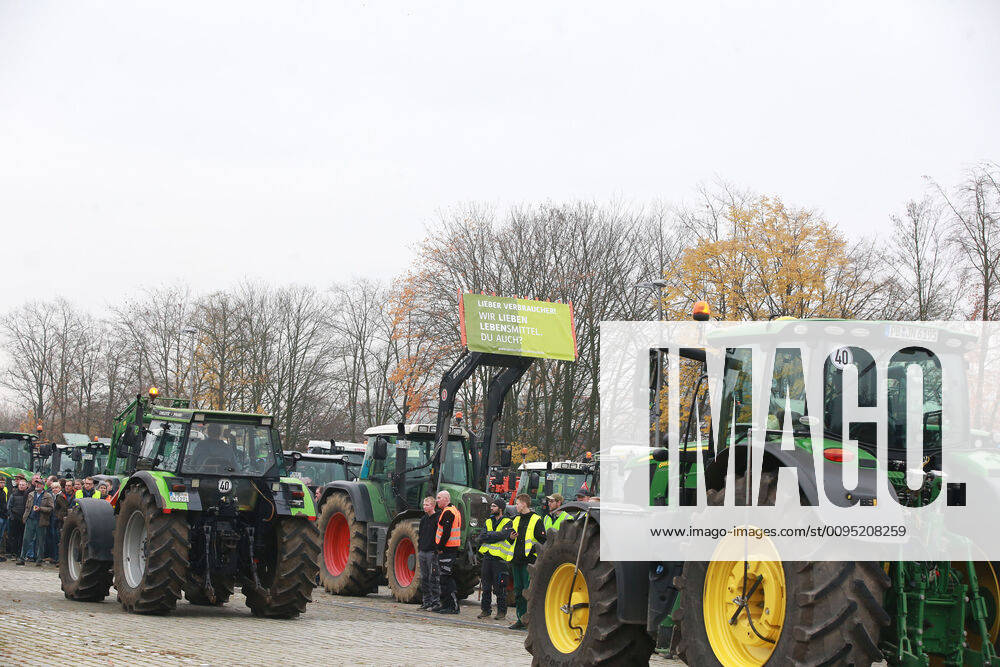 25.11. 2019 Dortmund Bauern aus NRW fahren mit ihren Treckern zu einer Demo nach Berlin. In Dortmund legten sie einen Zwischenstopp ein. Auf einem Parkplatz der Westfalenhallen versammelten sich hunterte Landwirte zu einer kurzen Zwischenkundgebung.