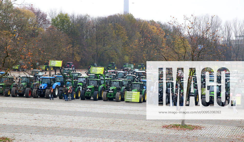 25.11. 2019 Dortmund Bauern aus NRW fahren mit ihren Treckern zu einer Demo nach Berlin. In Dortmund legten sie einen Zwischenstopp ein. Auf einem Parkplatz der Westfalenhallen versammelten sich hunterte Landwirte zu einer kurzen Zwischenkundgebung.