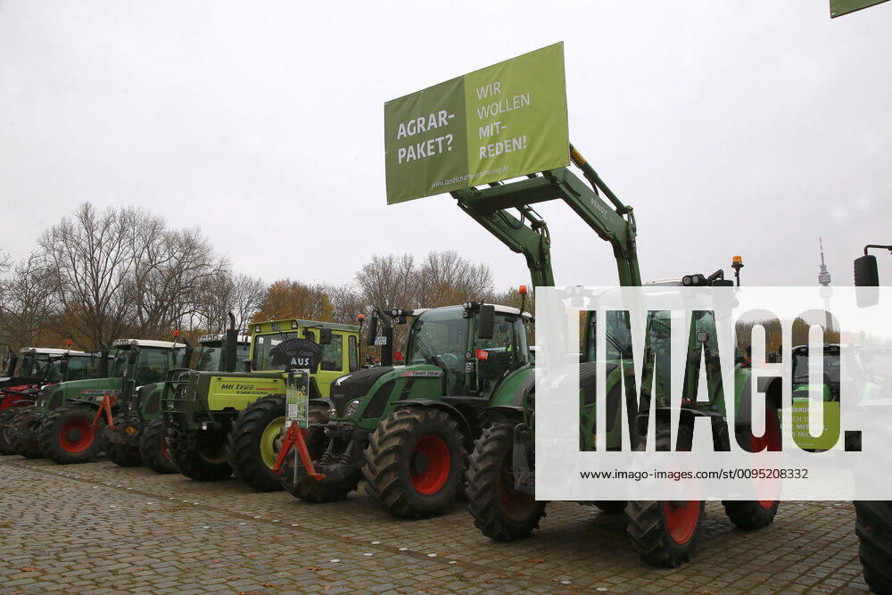 25.11. 2019 Dortmund Bauern aus NRW fahren mit ihren Treckern zu einer Demo nach Berlin. In Dortmund legten sie einen Zwischenstopp ein. Auf einem Parkplatz der Westfalenhallen versammelten sich hunterte Landwirte zu einer kurzen Zwischenkundgebung.