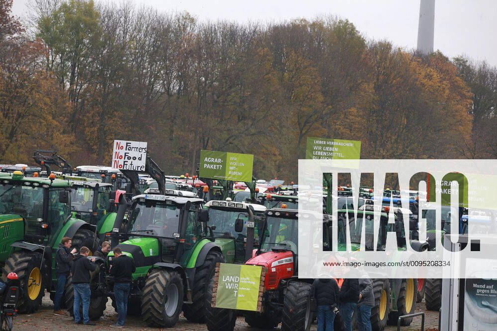25.11. 2019 Dortmund Bauern aus NRW fahren mit ihren Treckern zu einer Demo nach Berlin. In Dortmund legten sie einen Zwischenstopp ein. Auf einem Parkplatz der Westfalenhallen versammelten sich hunterte Landwirte zu einer kurzen Zwischenkundgebung.