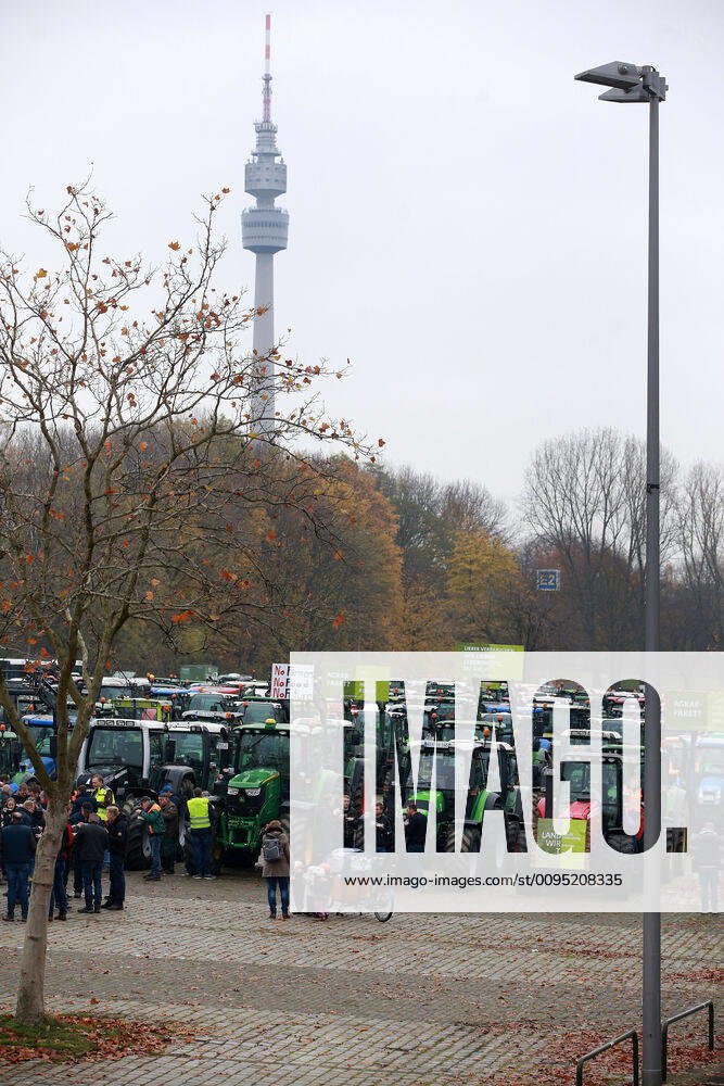 25.11. 2019 Dortmund Bauern aus NRW fahren mit ihren Treckern zu einer Demo nach Berlin. In Dortmund legten sie einen Zwischenstopp ein. Auf einem Parkplatz der Westfalenhallen versammelten sich hunterte Landwirte zu einer kurzen Zwischenkundgebung.