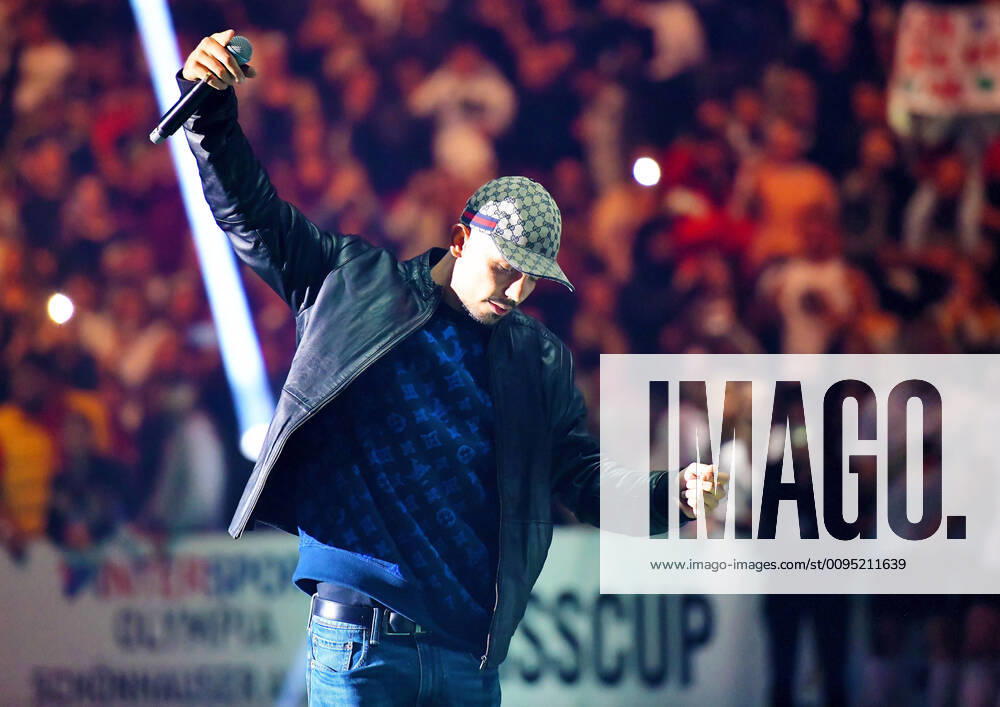 Promi Fussball Event , KISS CUP 2019, v.l.Rapper Capital Bra(buergerlich Vladislav Balovatsky) beim Kiss Cup 2019 am Mittwoch 09. Oktober 2019 in der Max-Schmelling-Halle in Berlin Berlin