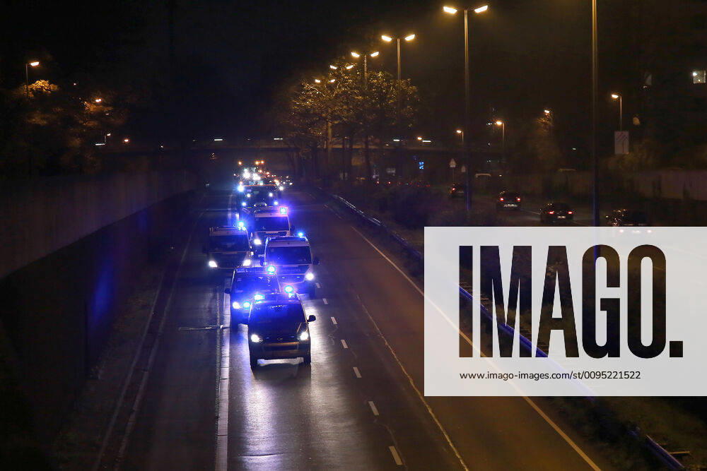 25.11. 2019 Dortmund Bauern aus NRW fahren mit ihren Treckern zu einer Demo nach Berlin. Der Teil der am Nachmittag in Essen gestartet war, beschloß am Abend in Dortmund die Weiterfahrt abzubrechen und nicht mehr bis Berlin zu fahren. Hier fährt der Troß mit Polizeibegleitung über die B1 auf Dortmunder Stadtgebiet.