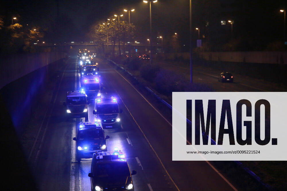 25.11. 2019 Dortmund Bauern aus NRW fahren mit ihren Treckern zu einer Demo nach Berlin. Der Teil der am Nachmittag in Essen gestartet war, beschloß am Abend in Dortmund die Weiterfahrt abzubrechen und nicht mehr bis Berlin zu fahren. Hier fährt der Troß mit Polizeibegleitung über die B1 auf Dortmunder Stadtgebiet.
