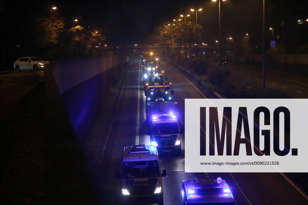 25.11. 2019 Dortmund Bauern aus NRW fahren mit ihren Treckern zu einer Demo nach Berlin. Der Teil der am Nachmittag in Essen gestartet war, beschloß am Abend in Dortmund die Weiterfahrt abzubrechen und nicht mehr bis Berlin zu fahren. Hier fährt der Troß mit Polizeibegleitung über die B1 auf Dortmunder Stadtgebiet.