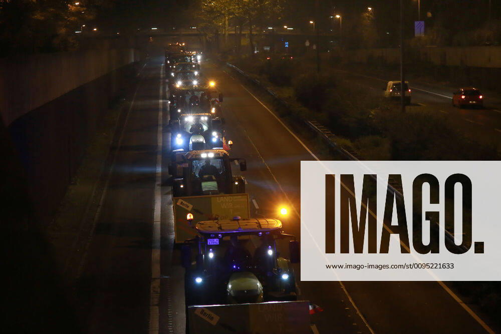 25.11. 2019 Dortmund Bauern aus NRW fahren mit ihren Treckern zu einer Demo nach Berlin. Der Teil der am Nachmittag in Essen gestartet war, beschloß am Abend in Dortmund die Weiterfahrt abzubrechen und nicht mehr bis Berlin zu fahren. Hier fährt der Troß mit Polizeibegleitung über die B1 auf Dortmunder Stadtgebiet.