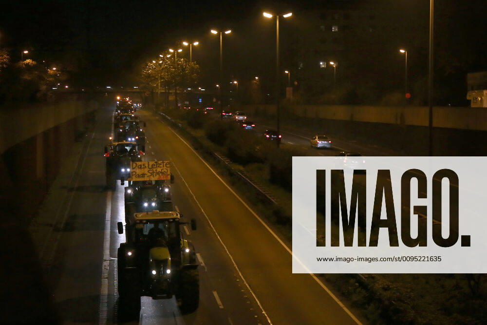 25.11. 2019 Dortmund Bauern aus NRW fahren mit ihren Treckern zu einer Demo nach Berlin. Der Teil der am Nachmittag in Essen gestartet war, beschloß am Abend in Dortmund die Weiterfahrt abzubrechen und nicht mehr bis Berlin zu fahren. Hier fährt der Troß mit Polizeibegleitung über die B1 auf Dortmunder Stadtgebiet.