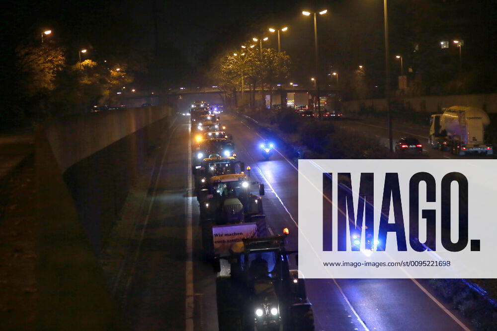25.11. 2019 Dortmund Bauern aus NRW fahren mit ihren Treckern zu einer Demo nach Berlin. Der Teil der am Nachmittag in Essen gestartet war, beschloß am Abend in Dortmund die Weiterfahrt abzubrechen und nicht mehr bis Berlin zu fahren. Hier fährt der Troß mit Polizeibegleitung über die B1 auf Dortmunder Stadtgebiet.