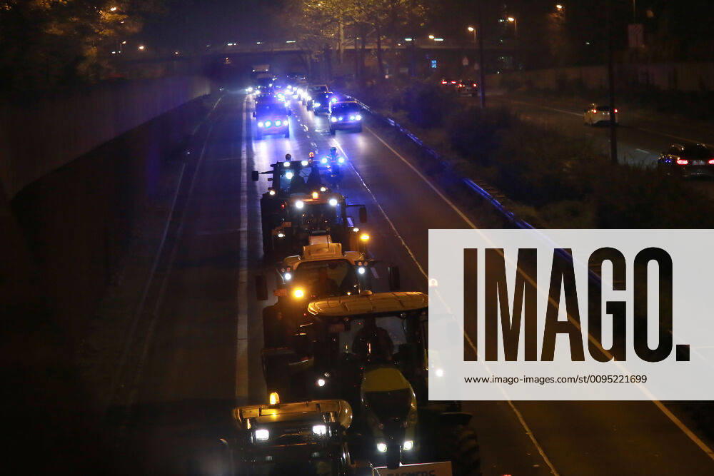 25.11. 2019 Dortmund Bauern aus NRW fahren mit ihren Treckern zu einer Demo nach Berlin. Der Teil der am Nachmittag in Essen gestartet war, beschloß am Abend in Dortmund die Weiterfahrt abzubrechen und nicht mehr bis Berlin zu fahren. Hier fährt der Troß mit Polizeibegleitung über die B1 auf Dortmunder Stadtgebiet.
