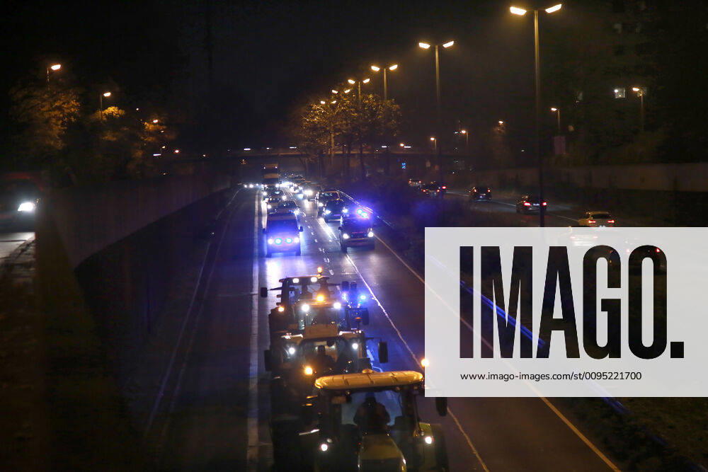 25.11. 2019 Dortmund Bauern aus NRW fahren mit ihren Treckern zu einer Demo nach Berlin. Der Teil der am Nachmittag in Essen gestartet war, beschloß am Abend in Dortmund die Weiterfahrt abzubrechen und nicht mehr bis Berlin zu fahren. Hier fährt der Troß mit Polizeibegleitung über die B1 auf Dortmunder Stadtgebiet.