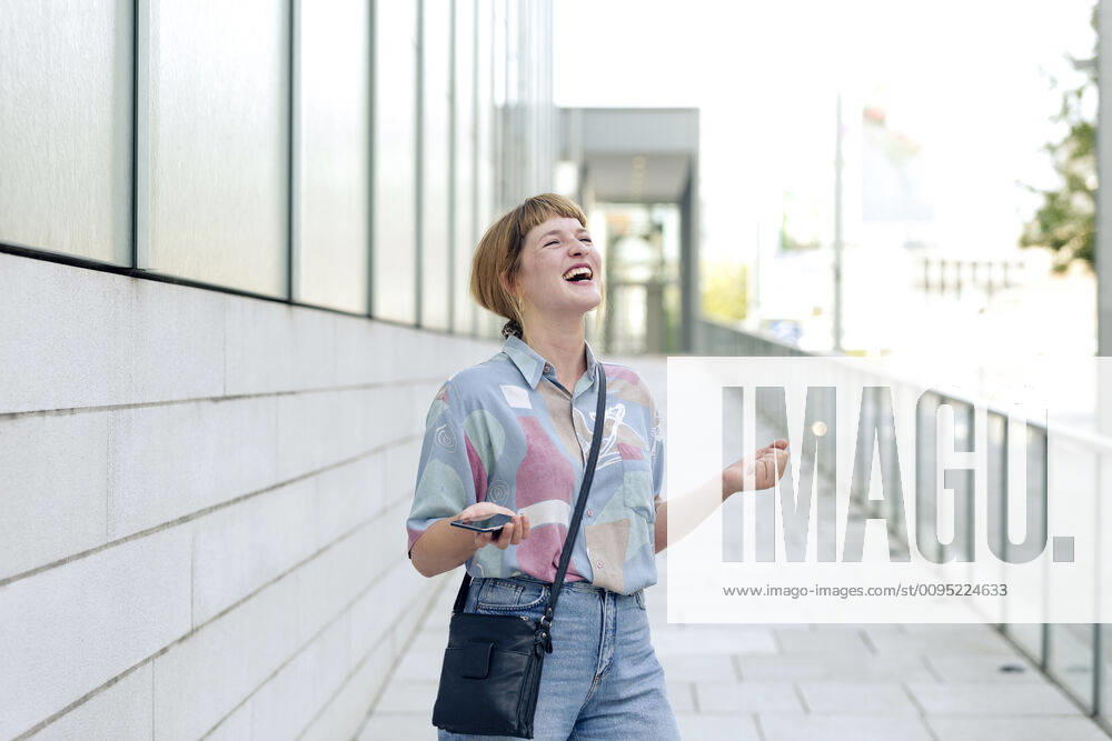 Portrait of young woman with smartphone freaking out model released Symbolfoto FLLF00343