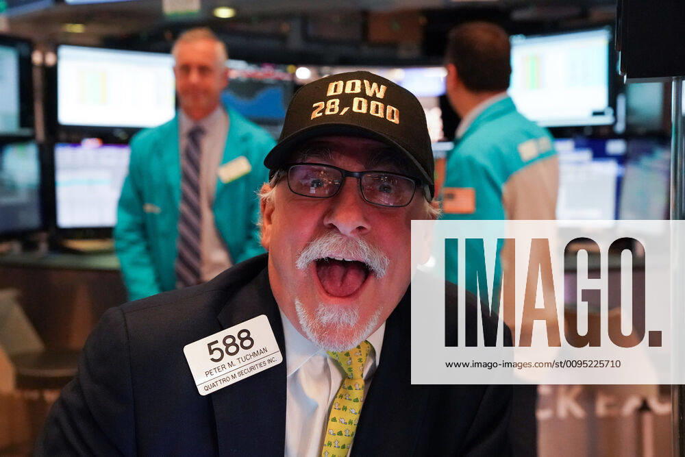 Traders work on the floor at the closing bell of the Dow Industrial Average at the New York Stock Exchange as the Dow sets a 13th record high on November 25, 2019 in New York. New York USA - ZUMAb09_ 20191125_zaf_b09_031