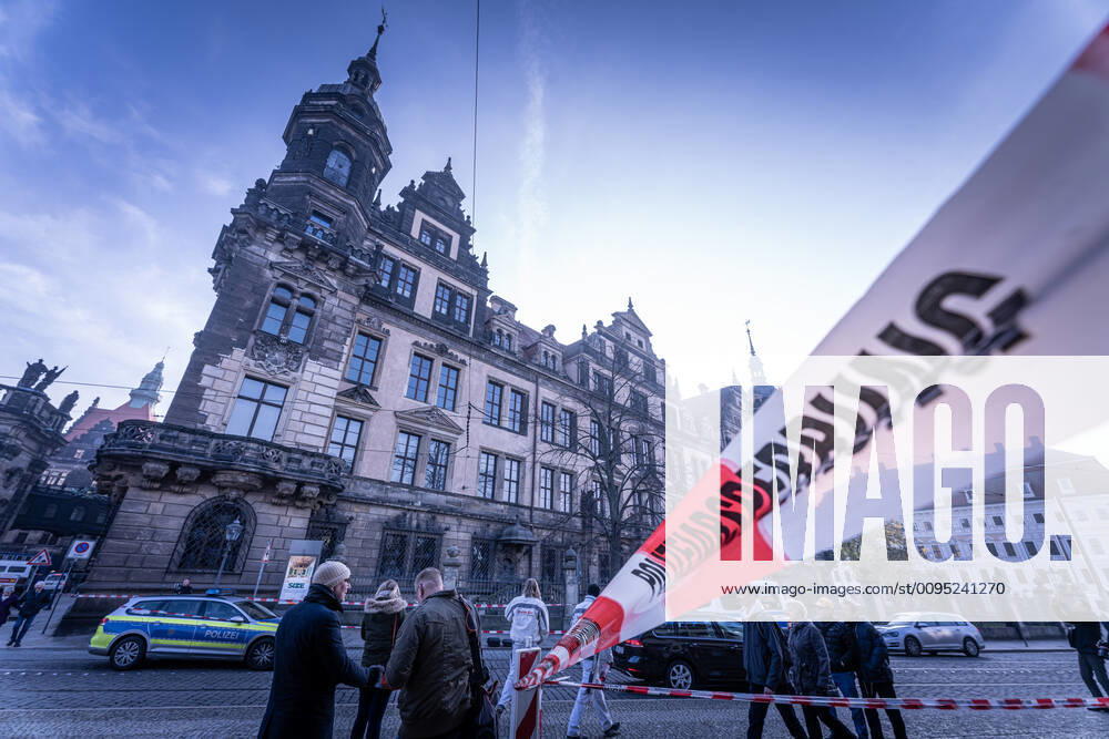 Raub im Grünen Gewölbe In der Schatzkammer der Dresdner Residenz, dem Grünen Gewölbe, ist am frühen Montagmorgen eingebrochen worden. Der Raub betrifft den historischen Teil der wertvollen Sammlung. Polizisten sichern und untersuchen den Tatort rund um das Schloss Dresden.