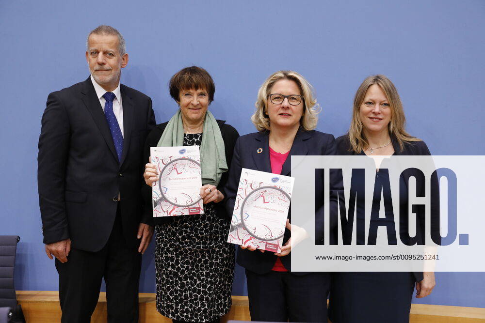 Tobias Fuchs, Leiter Klima und Umwelt, Deutscher Wetterdienst, Maria Krautzberger, Präsidentin des Umweltbundesamtes (UBA), Bundesministerin für Umwelt, Naturschutz und nukleare Sicherheit Svenja Schulze, Dr. Maike Schaefer, Bremer Bürgermeisterin sowie Senatorin für Klimaschutz, Umwelt, Mobilität, Stadtentwicklung und Wohnungsbau, Deutschland, Berlin, Bundespressekonferenz, Thema: Monitoring-Bericht zu Klimawandelfolgen