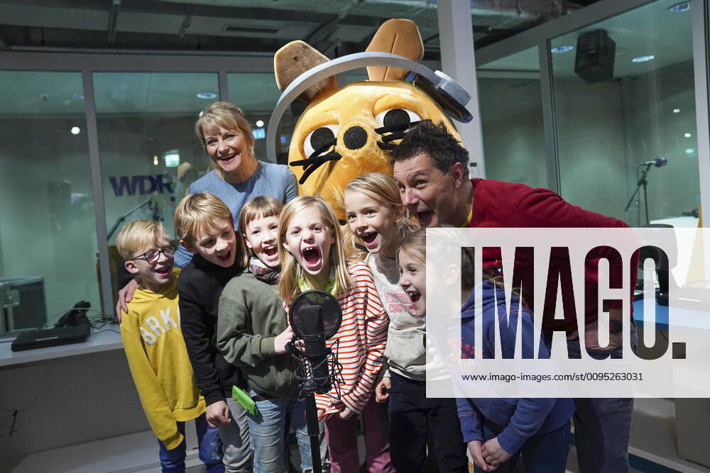 Nina Heuser und Andre Gatzke mit Kindern und der Maus beim Fototermin und Werkstattbesuch zu Die Sendung mit der Maus zum Hören beim neuen Kinderradiokanal im WDR-Studio. Köln