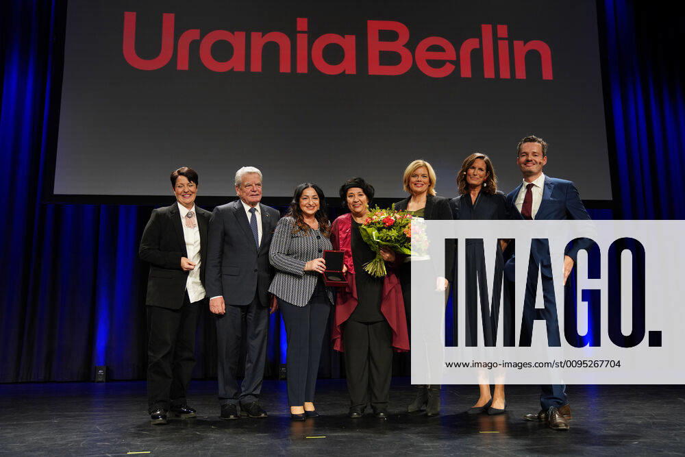 KW48 Urania Preisverleihung GER, Berlin,20191126, Urania Preisverleihung, Seyran Ates, Berlin, Rechtsanwältin, Frauenrechtlerin, Begründerin Ibd-Rushd-Goethe-Moschee Berlin, mit Moderatorin Tina Hardenberg, Dilek Kalayci, Bundesministerin Julia Klöckner, Joachim Gauck und Urania Vorstand Gabriele Thöne