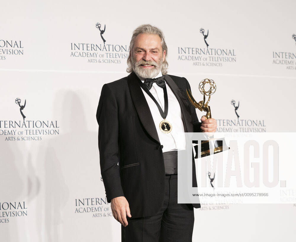 Bilder des Jahres 2019, Entertainment 11 November Entertainment Themen der Woche KW48 NY: 47th International Emmy Awards Haluk Bilginer best performance by an actor attends 47th International Emmy Awards at Hilton hotel New York New York United States Hilton Hotel LevxRadin