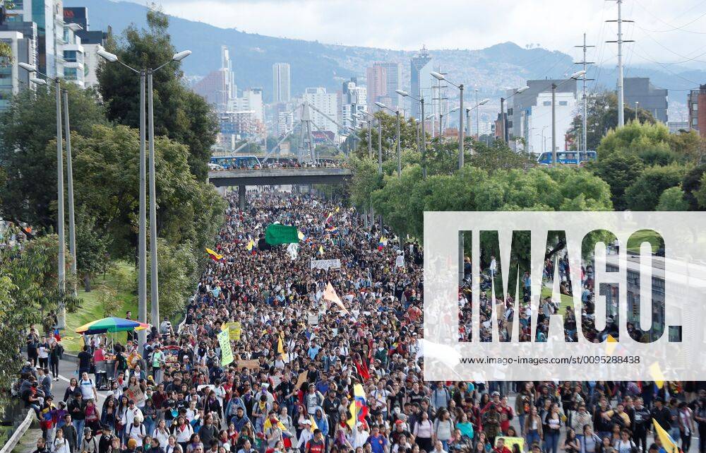 Thousands of students and civil society march on the North Highway of the city, on the occasion of the national strike, during the seventh day of protests in Bogota, Colombia, 27 November 2019. With drummers, circus acts and carnival rhythm, the street mobilizations of the second national strike convened in less than a week against the social and economic policy of Colombian President Ivan Duque began in Bogota on Wednesday. A carnival beat Bogota protests in second national strike against Duque !ACHTUNG: NUR REDAKTIONELLE NUTZUNG!