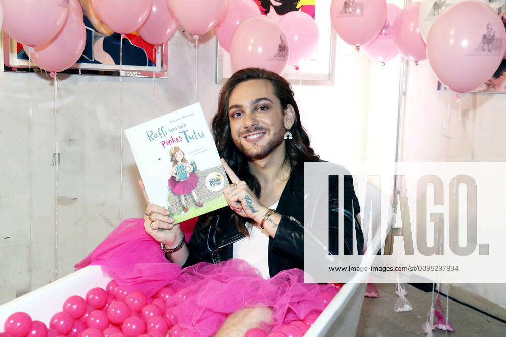 Riccardo Simonetti beim Buch Launch Event Raffi und sein Pinkes Tutu von Riccardo Simonetti im Hotel nhow. Berlin