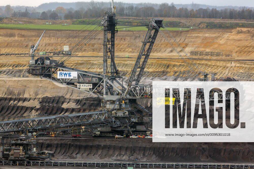 Aktivisten der Umweltschutzorganisation Greenpeace haben im Braunkohletagebau Garzweiler bei Jüchen ( NRW ) im Rheinischen Revier einen Schaufelradbagger des Energieunternehmens RWE besetzt und fordern den sofortigen Kohleaustieg. Greenpeace besetzt Bagger