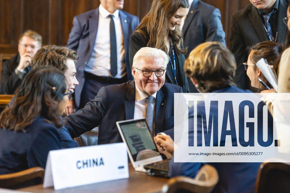 NATIONAL MODEL UNITED NATIONS KONFERENZ ERFURT 28 11 2019 - Erfurt: Bundespräsident Frank-Walter Steinmeier im Gespräch mit Teilnehmern während der National Model United Nations Konferenz im Erfurter Rathaus am 28. November 2019. _________________