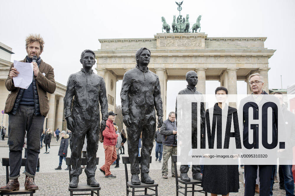 KW48 Künstler und Bildhauer Davide Dormino mit Sahra Wagenknecht und Dr. Dietmar Bartsch (beide Die Linke) am Brandenburger Tor in Berlin anlässich der Enthüllung einer Skupltur des italienischen Künstlers und Bildhauers Davide Dormino. Das Kunstwerk Anything to say? soll den Mut der Whistlebower Assange, Manning und Snowden würdigen und daran erinnern, wie wichtig es ist, die Wahrheit zu kennen! Artist and sculptor Davide Dormino with Sahra Wagenknecht and dr. Dietmar Bartsch (both The Left) at the Brandenburg Gate in Berlin on the unveiling of a sketch by the Italian artist and sculptor Davide Dormino. The artwork Anything to say? Is designed to honor the courage of the Whistlebower Assange, Manning and Snowden, and to recall the importance of knowing the truth! snapshot-photography M.Czapski