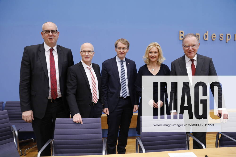 Dr. Andreas Bovenschulte, Bürgermeister der Freien Hansestadt Bremen (SPD), Dr. Peter Tschentscher, Erster Bürgermeister der Freien und Hansestadt Hamburg (SPD), Daniel Günther, Ministerpräsident des Landes Schleswig-Holstein (CDU), Manuela Schwesig, Ministerpräsidentin des Landes Mecklenburg-Vorpommern (SPD), Stephan Weil, Ministerpräsident des Landes Niedersachsen (SPD), Deutschland, Berlin, Bundespressekonferenz, Thema: Zukunft der Windenergie
