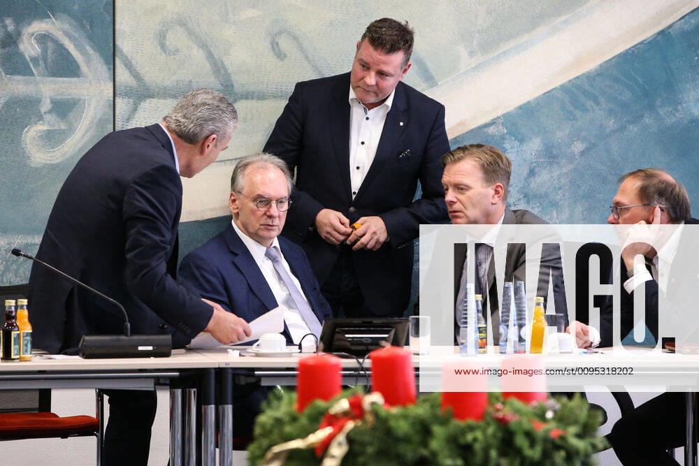 Innenminister Holger Stahlknecht (CDU,Sachsen Anhalt),Ministerpräsident Reiner Haseloff (CDU,Sachsen Anhalt),Parlamentarischer Geschäftsführer Markus Kurze (CDU,Sachsen Anhalt),Stellv. Fraktionsvorsitzender Ulrich Thomas (CDU,Sachsen Anhalt),Lars Jörn Zimmer (CDU,Sachsen Anhalt) nach der Sitzung - Fraktionssitzung im Landtag von Sachsen Anhalt zu den Vorgängen im Fall Rainer Wendt