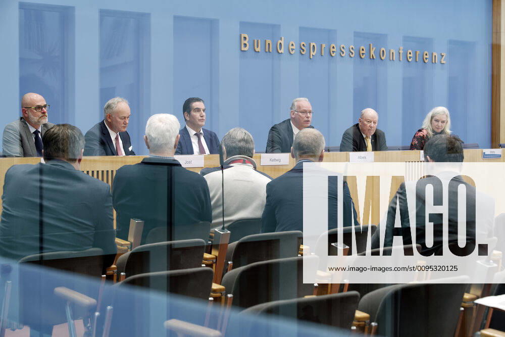 Dirk Güsewell + Michael Jost + Hans-Dieter Kettwig + Hermann Albers + Wolfgang von Geldern 2019-11-29, Berlin, Deutschland Bundespressekonferenz. Vertreter von Windkraft- und Automobilindustrie sowie Energieversorger fordern von der Bundesregierung Sofortmaßnahmen gegen die Windenergiekrise. Im Bild v. l. Dirk Güsewell, Leiter Geschäftseinheit Erzeugung Portfolioentwicklung Energie Baden-WürttembergAG (EnBW), Michael Jost, Leiter Konzern Strategie Produkt und Chief Strategy Officer Volkswagen AG, Hans-Dieter Kettwig, Geschäftsführer Enercon GmbH, Hermann Albers, Präsident Bundesverband Windenergie (BWE), und Wolfgang von Geldern, Vorstandsvorsitzender Wirtschaftsverband Windkraftwerke (WVW).