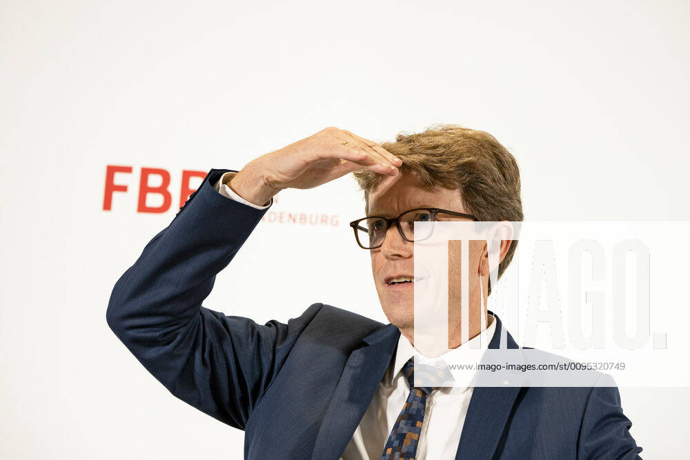 KW48 Vorsitzende der Geschaeftsfuehrung der Flughafen Berlin Brandenburg Engelbert Luetke Daldrup waehrend einer Pressekonferenz zur Ankuendigung des Datums der Inbetribnahme des neuen BER Flughafens in Berlin am 29. November 2019. Von 31. Oktober bis 8. November 2020 soll in drei Stufen das Flugverkehr von Tegel zum neuen Flughafen gehen. BER kuendigt Eroeffnungsdatum an