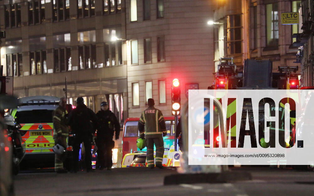 (191129) -- LONDON, Nov. 29, 2019 (Xinhua) -- Emergency services work at the scene near London Bridge following an attack in London, Britain, on Nov. 29, 2019. One knifeman was shot dead by police officers at London Bridge on Friday. A number of people were stabbed by the man and the attack was being treated as a terror incident, police said. London Bridge was closed off. Police also said the suspect was wearing a hoax explosive device. (Photo by Isabel Infantes Xinhua) BRITAIN-LONDON-ATTACK