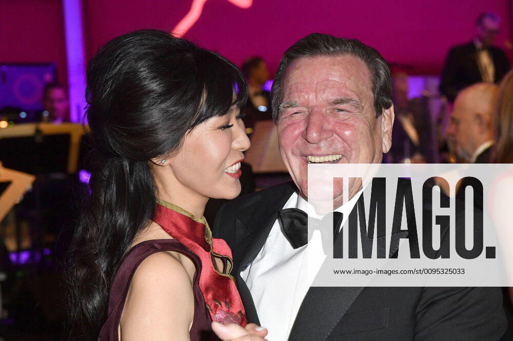 Bilder des Jahres 2019, Entertainment 11 November Entertainment Themen der Woche KW48 Gerhard Schröder mit Ehefrau Kim So-yeon beim 68. Bundespresseball 2019 im Hotel Adlon Kempinski. Berlin