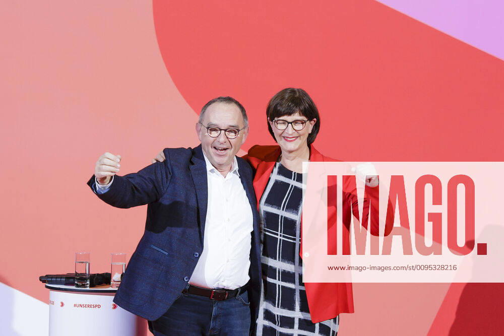 Norbert Walter-Borjans und Saskia Esken jubeln nach Bekanntgabe der Stimmergebnisse. Berlin, 30.11.2019. Berlin Deutschland
