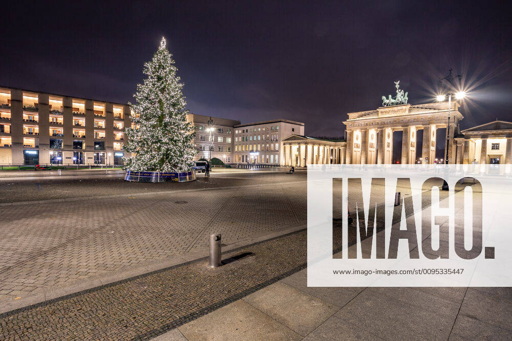 Weihnachtsbaum vor dem Brandenburger Tor, Seit dem 1.Dezember steht der Weihnactsbaum wieder beleuchtet vor dem Brandenburger Tor. Berlin Tiergarten Berlin Deutschland