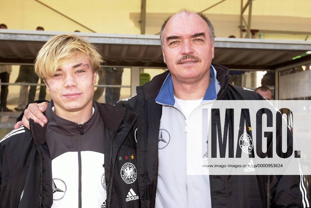 U16-Nationaltrainer Jörg Daniel (re.) mit Marco Rummenigge (beide Deutschland U16) Fußball Länderspiel Herren Freundschaftsspiel 2003, U16-Nationalmannschaft, Nationalteam, U 16-Junioren, Vdig Gruppe Länderspiel, Test, Testspiel Braunsbedra