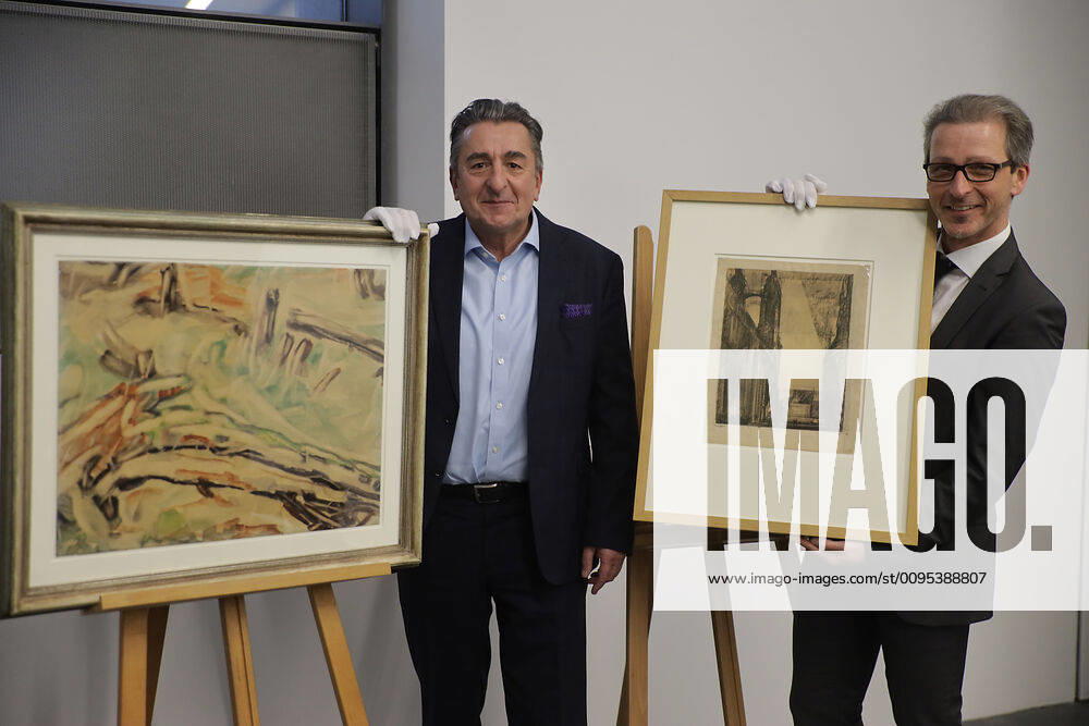 Kunstmuseum Moritzburg Rückkauf zweier Werke der entarteten Kunst Feininger Kohlezeichnung Marktkirche Halle 1929 und Aquarell Studie nach einem Baumstamm von Christian Rohlfs auf Foto staatssekretär Dr. Gunnar Schellenberger und Thomas Bauer-Friedrich Direktor des Kunstmuseums Moritzburg ( rechts ) copyright