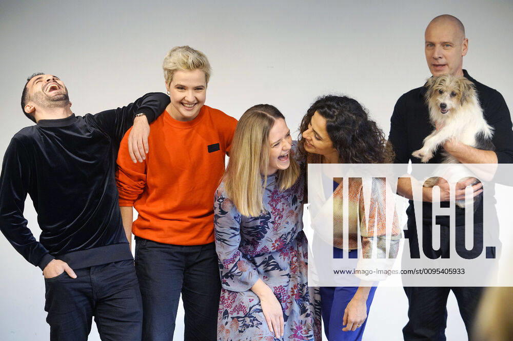 Hassan Akkouch, Melina Borcherding, Sarina Radomski, Sesede Terziyan, Christoph Grunert und der Hund Stulle beim Fototermin zur ARD Krimi-Serie WaPo Berlin im 25hours Hotel Bikini. Berlin