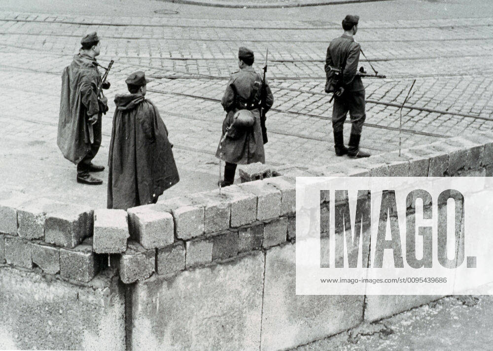 BERLIN Le mur de Berlin : Verrouillage du quartier sovietique le 13 08 1961, frontiere Stresemann, a l angle de la rue Niederkirchner. Credit : Collection Kharbine-Tapabor.