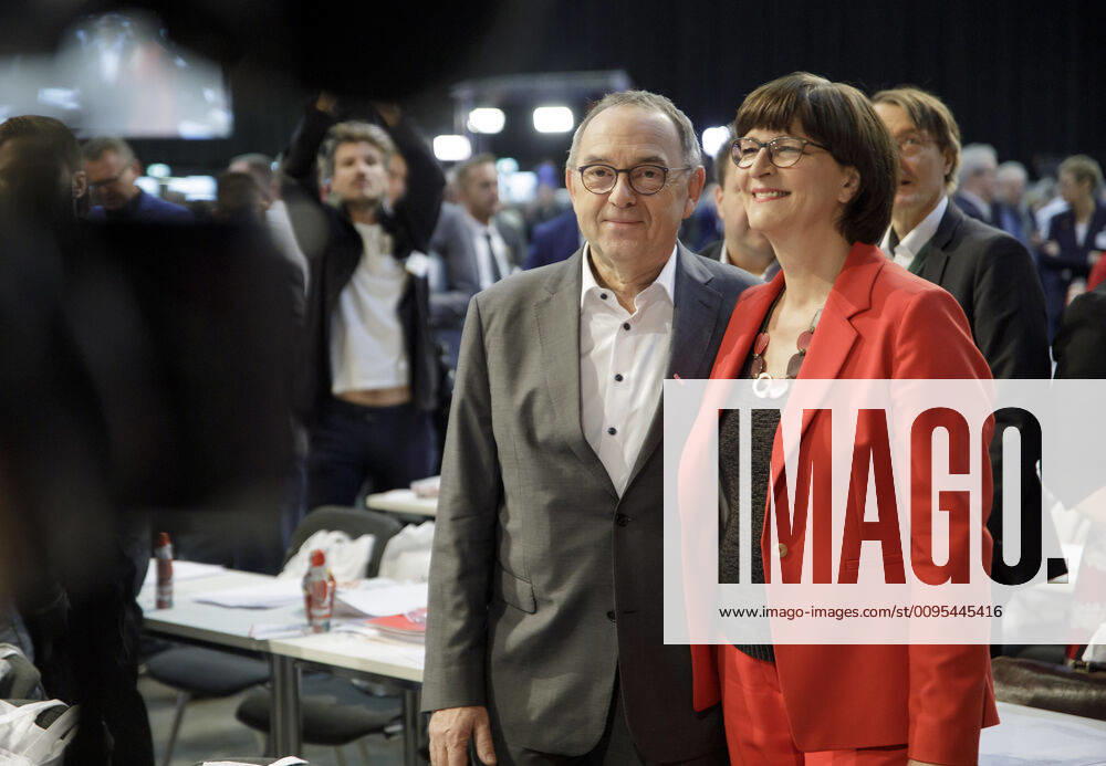 SPD Parteitag. Die designierten SPD Parteivorsitzenden Norbert Walter-Borjans und Saskia Esken zu Beginn des Parteitages. Berlin, 06.12.2019 Berlin Deutschland