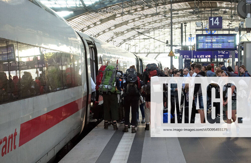 Berlin, GER - Reisende steigen im Hauptbahnhof in einen ICE ein. (Alltag, Bahn, Bahnhof, Bahnreise, Bahnreisende, Bahnstation, Bahnsteig, Bahnverkehr, befoerdern, Befoerderung, Berlin, Bundesbahn, DB, deutsch, Deutsche Bahn, Deutsche Bahn AG, Deutschland, Die Bahn, einsteigen, Einstieg, Eisenbahn, Europa, europaeisch, Fernverkehr, Freizeit, Gesellschaft, Gleis, Hauptbahnhof, ICE, innen, Innenaufnahme, Inter City Express, Jahreszeit, Kaukasier, kaukasisch, Menschen, Personen, Personenbefoerderung, Personentransport, QF, Querformat, Reise, Reisen, Reisende, Schiene, Schienenverkehr, Sommer, Stadt, Transport, unterwegs, Urlaub, Urlauber, Verkehr, verreisen, Westeuropa, Wirtschaft, Zug) 190720D851BERLIN
