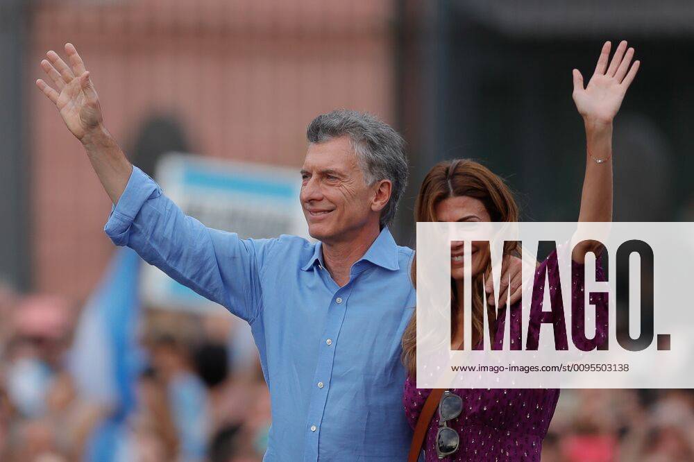 President of Argentina Mauricio Macri (L) and the first lady Juliana Awada (R) greet to the thousands of people reunited in the Plaza de Mayo with the slogan More closer than ever , to say goodbye to Macri, outgoing president, in Buenos Aires, Argentina, 07 December 2019. Macri, who called his followers to the Plaza de Mayo in front of the presidential house of Argentina, says goodbye three days ahead of his succesor Alberto Fernandez s resumption of office. Macri says goodbye to his sympathizer in the Plaza de Mayo of Buenos Aires !ACHTUNG: NUR REDAKTIONELLE NUTZUNG!